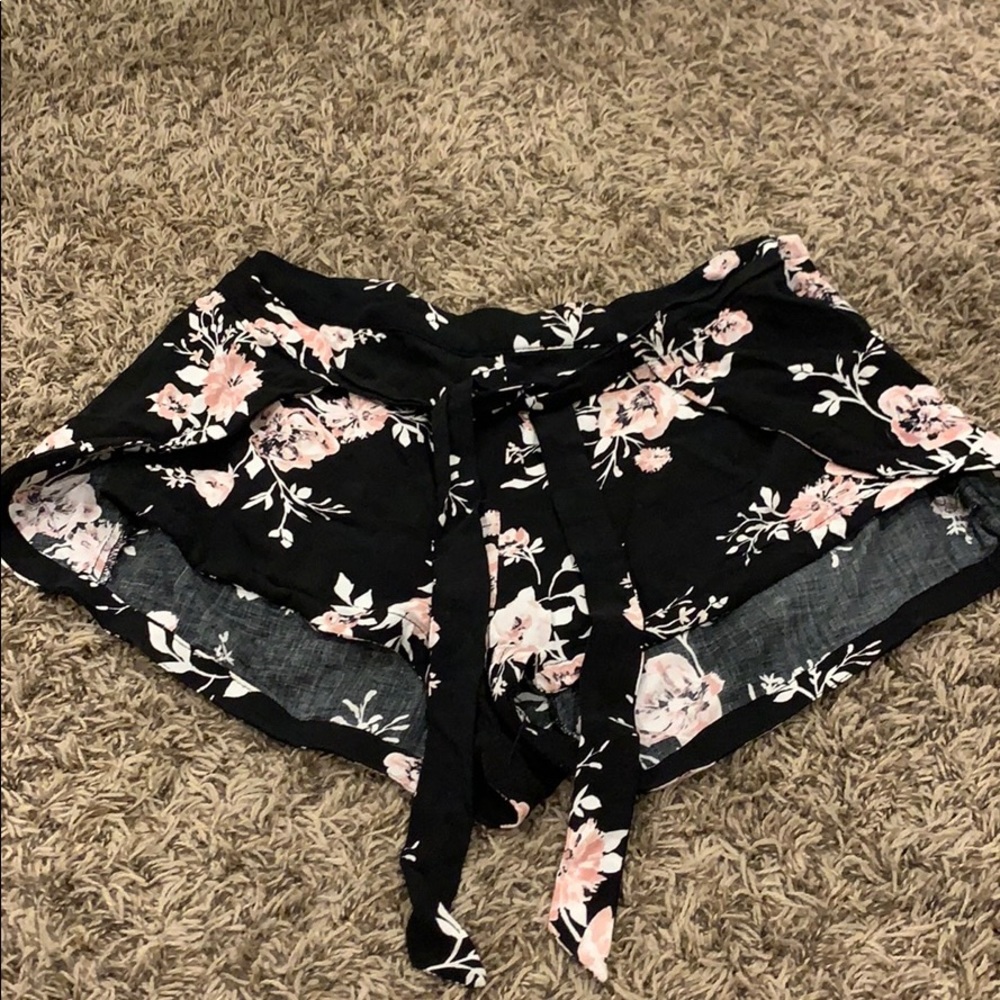 Kendall & Kylie flowy shorts